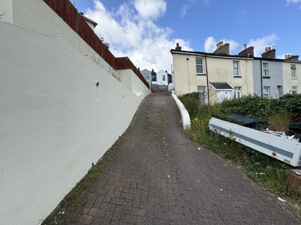 Lot: 95 - DETACHED THREE-BEDROOM HOUSE - Driveway
